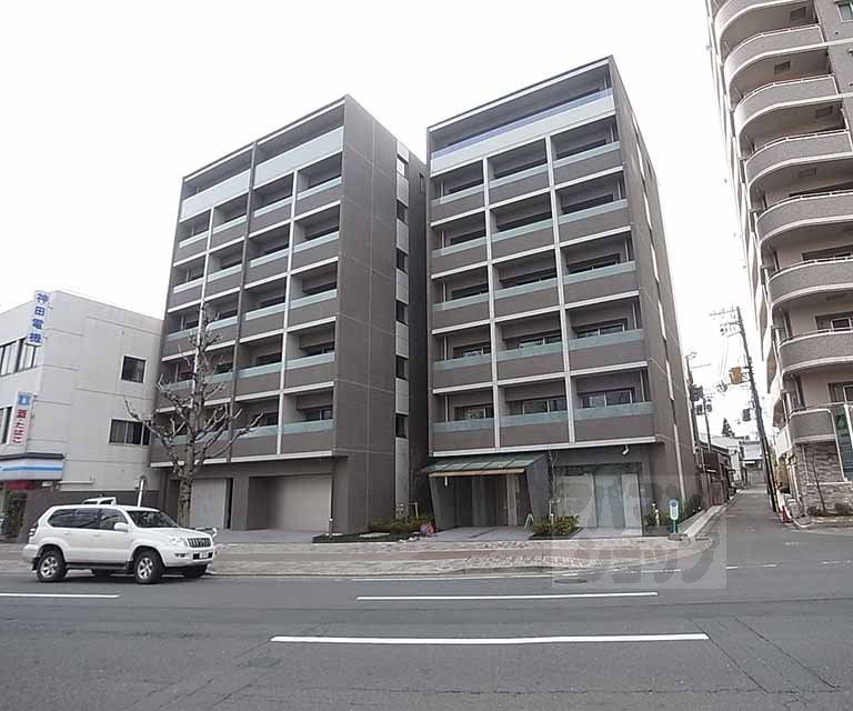 Building appearance. Is the presence off a presence along the Horikawa