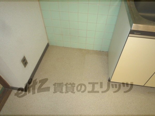 Other room space. Refrigerator yard