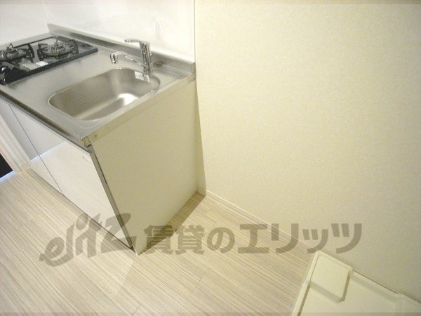 Other room space. Refrigerator yard