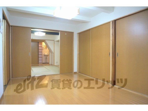 Living and room. Western-style 6 Pledge