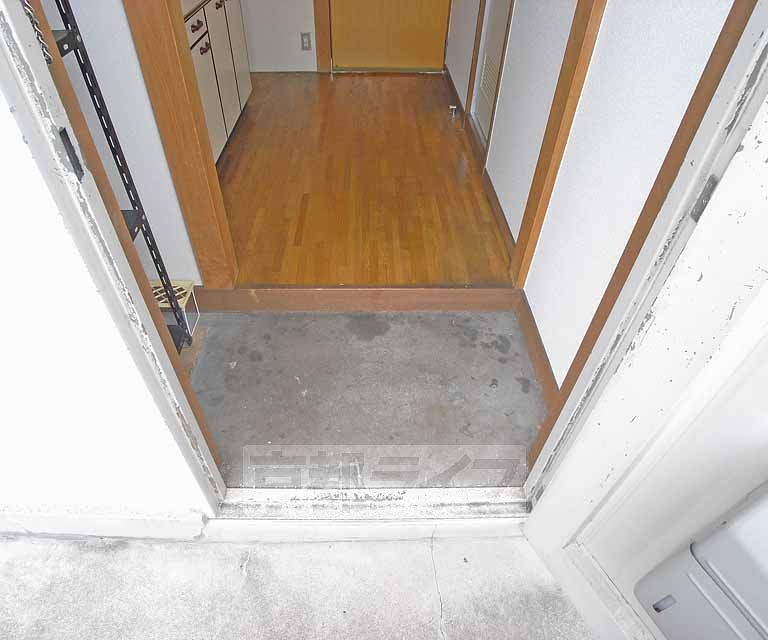 Entrance. Spacious entrance.