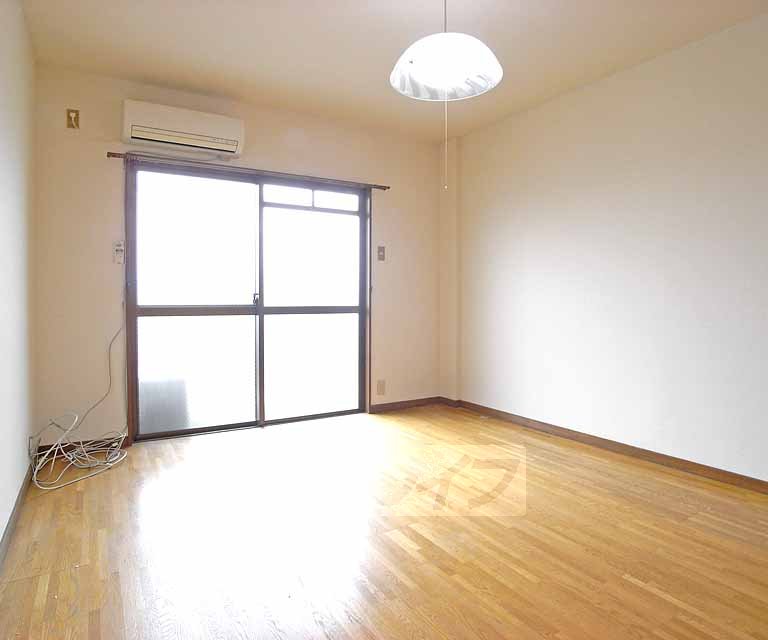 Living and room. Spacious Western-style.