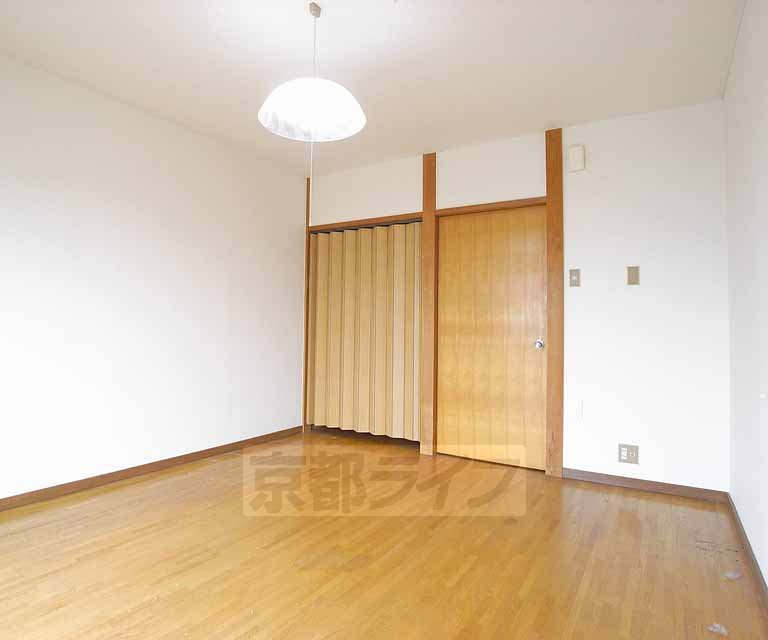 Living and room. Quiet environment is good.