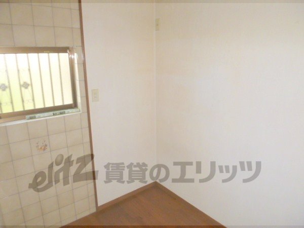 Other room space. Refrigerator yard