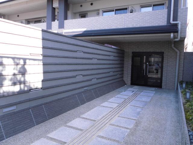 Entrance. Common areas