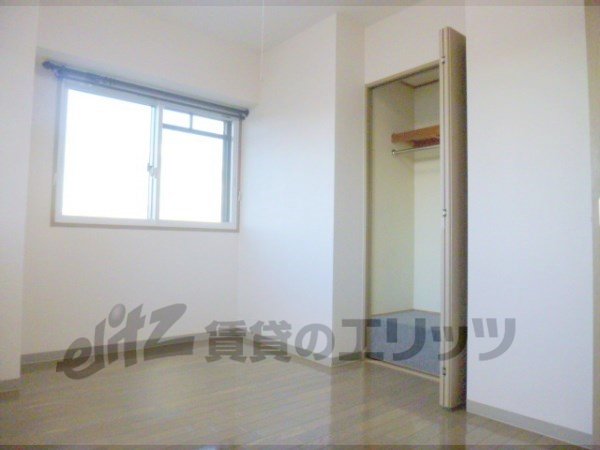 Living and room. Western-style 5.6 Pledge