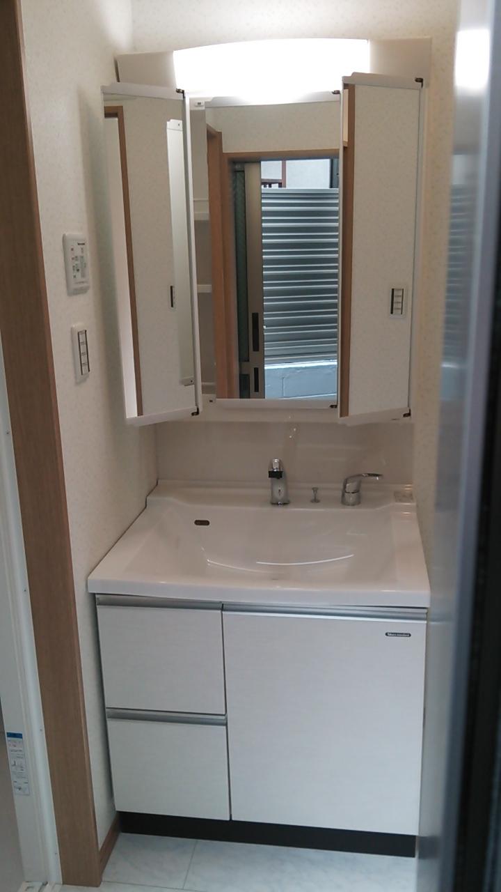 Wash basin, toilet. 750 is the width double door three-sided mirror with vanity. 