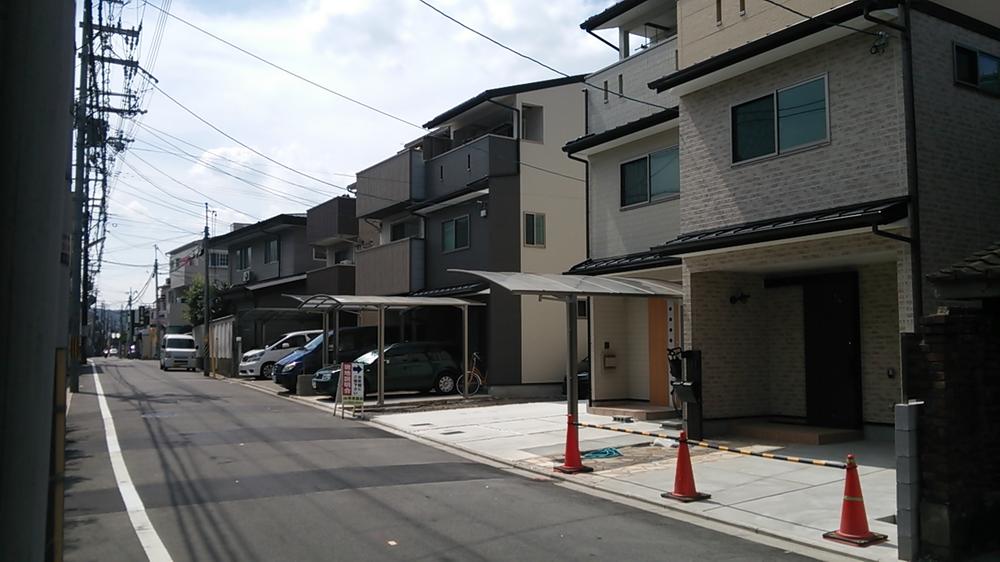 Local photos, including front road. Bright south side of the front 6M road. 