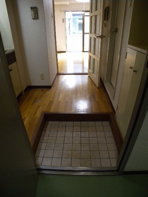 Entrance. For further information, please contact toll-free 0120-21-3325 ☆