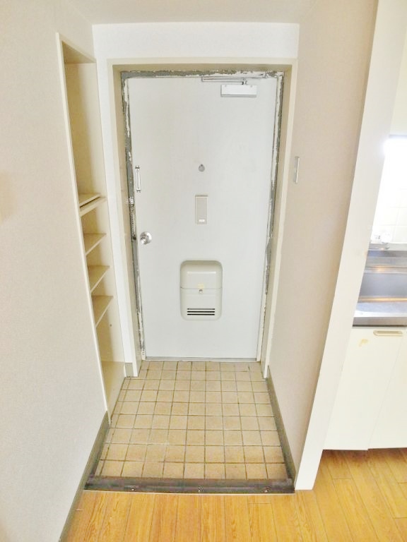 Entrance. For further information, please contact toll-free 0120-21-3325 ☆