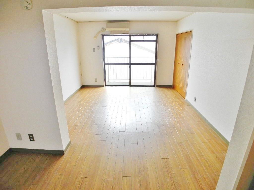 Living and room. Hiroshi 12 Pledge