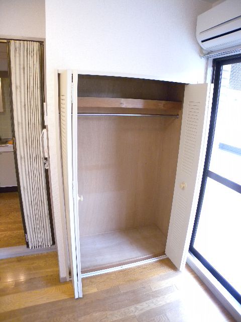 Receipt. Is ample closet