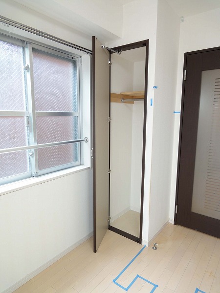 Receipt. Of course, it is with a closet.