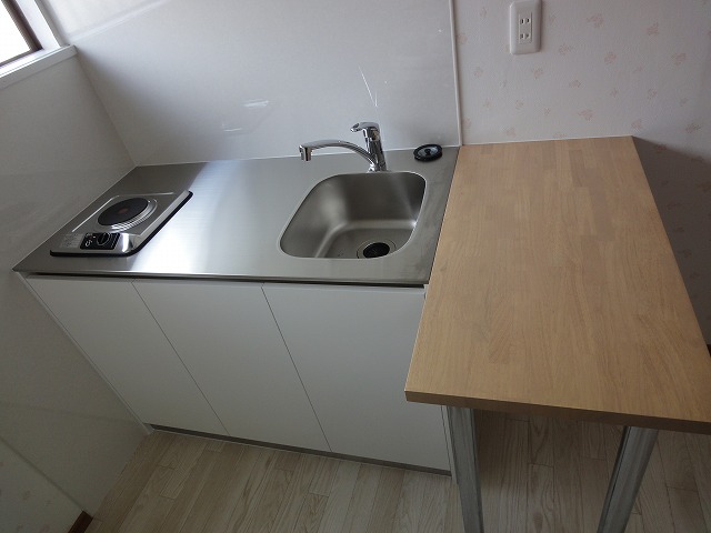 Kitchen. Counter that can be used!