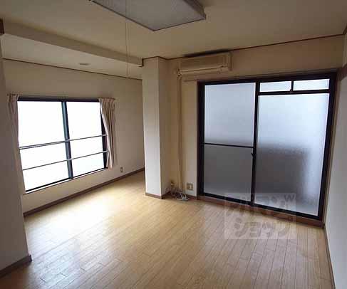 Living and room. 8 Pledge of Western-style