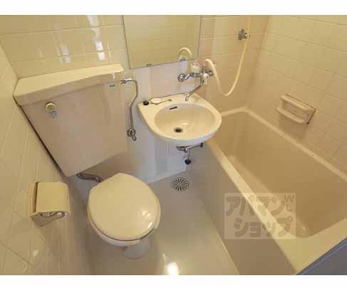 Bath. With mirror unit bus