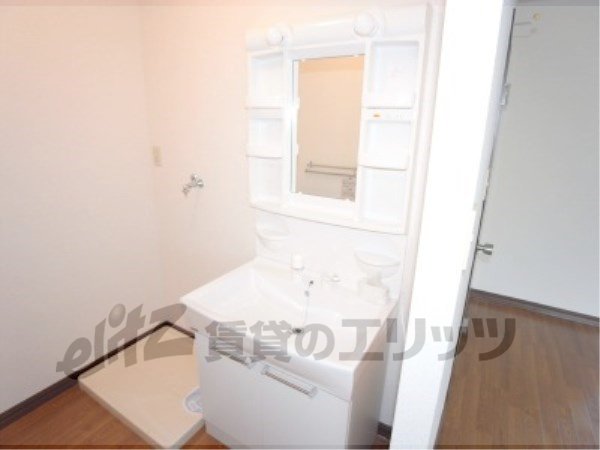 Washroom. It is the washstand of convenient shampoo dresser.