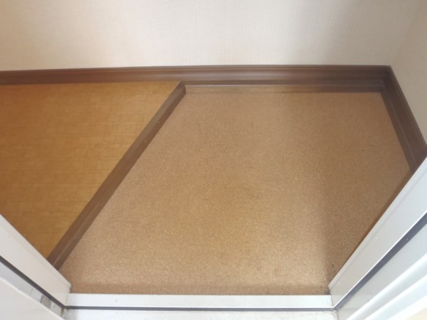 Entrance. The rooms are hard to see from the deliveryman.