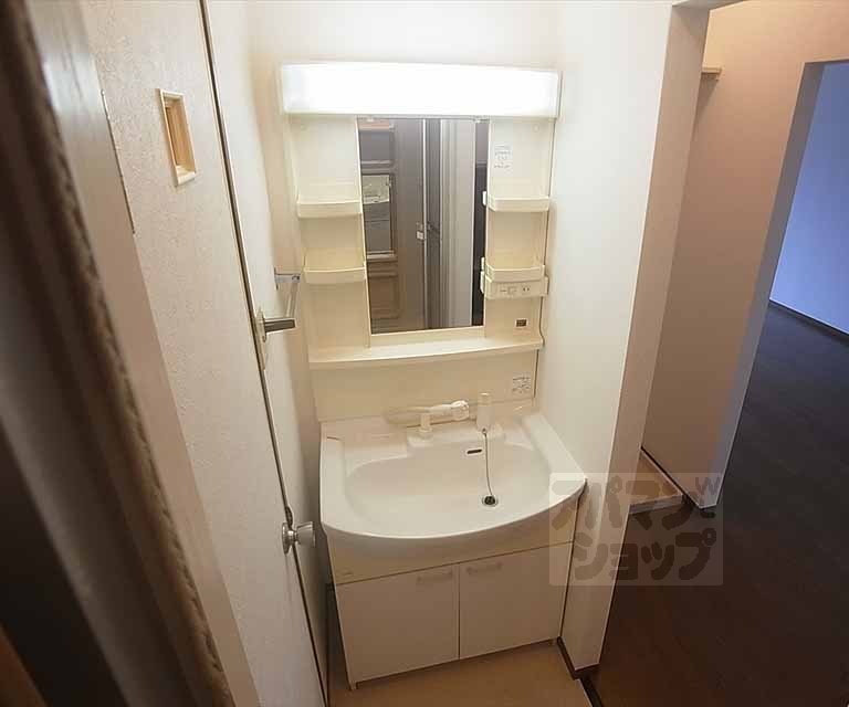 Washroom. Independent wash basin