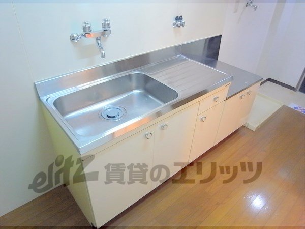 Kitchen. Large kitchen table.