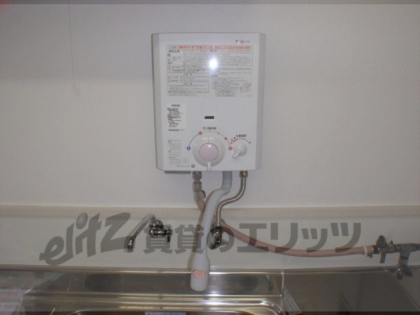 Kitchen. Water heater