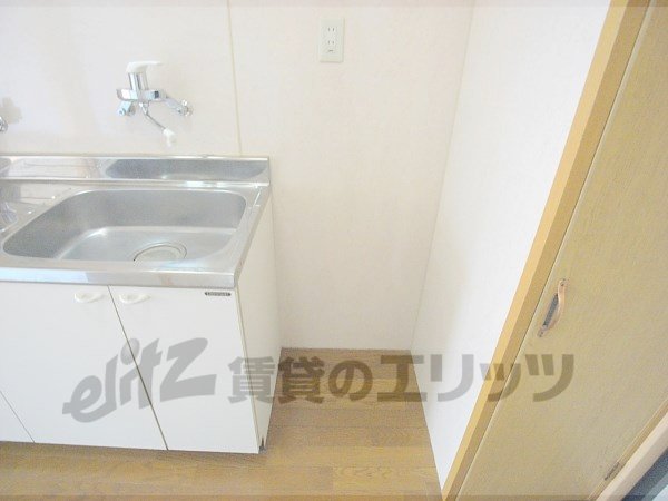 Other room space. Refrigerator yard