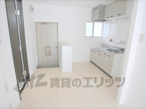 Kitchen. Also spacious kitchen space