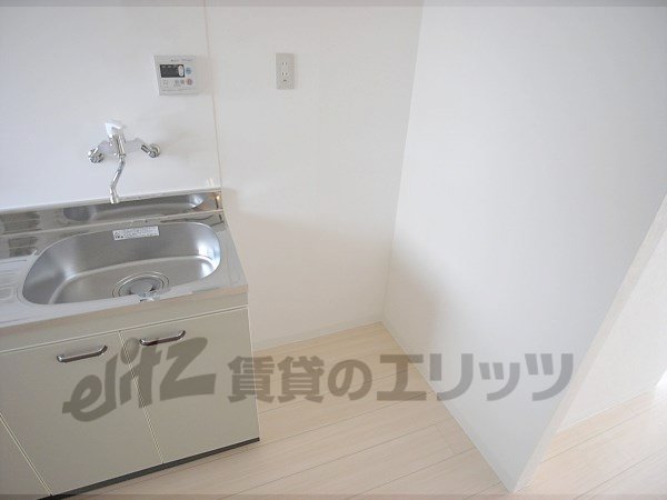 Other room space. Refrigerator yard