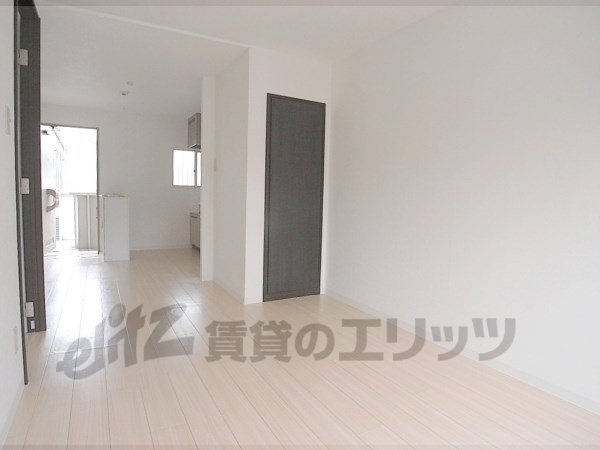 Living and room. There is a sense of relief in the spacious living room