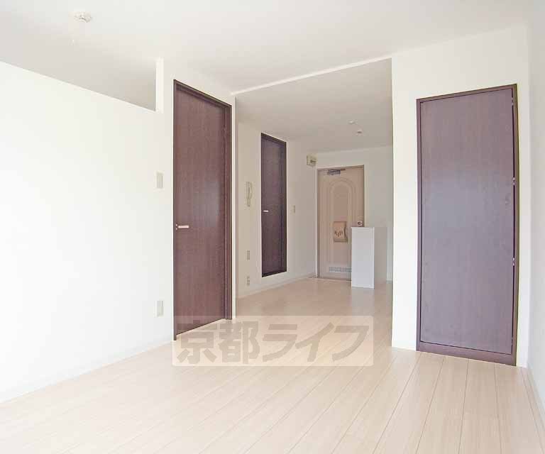 Living and room. 12 Pledge of spacious living.