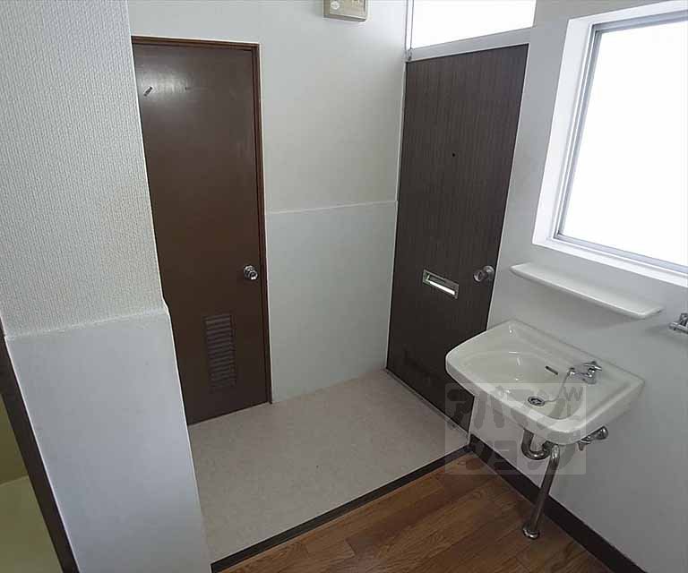 Other room space. Entrance around