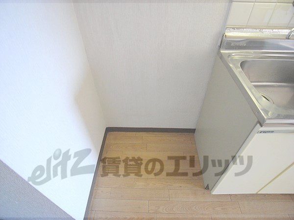 Other room space. Refrigerator yard