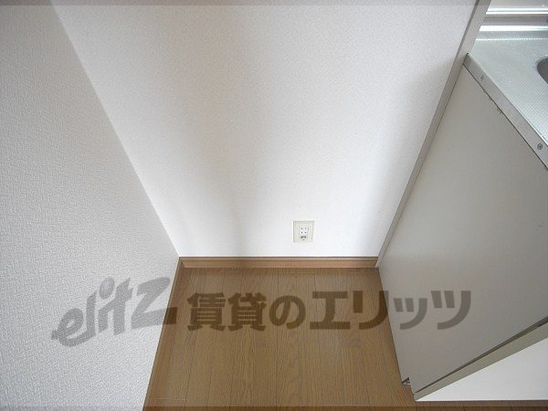 Other room space. Refrigerator yard