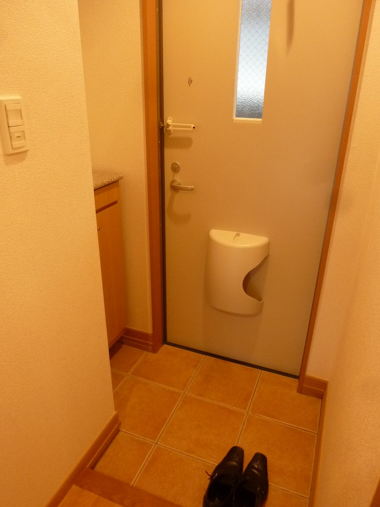 Entrance. It is the entrance with a cupboard ☆