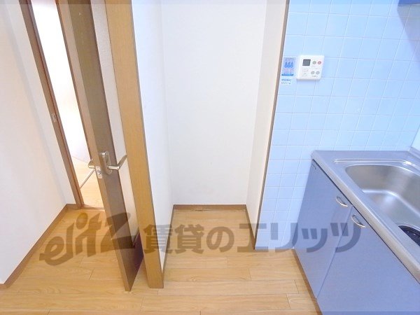 Other room space. Refrigerator yard