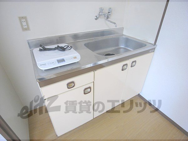 Kitchen. With storage kitchen.