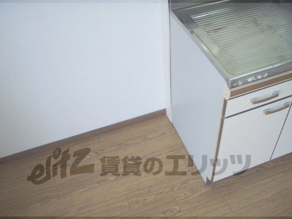 Other room space. Refrigerator yard