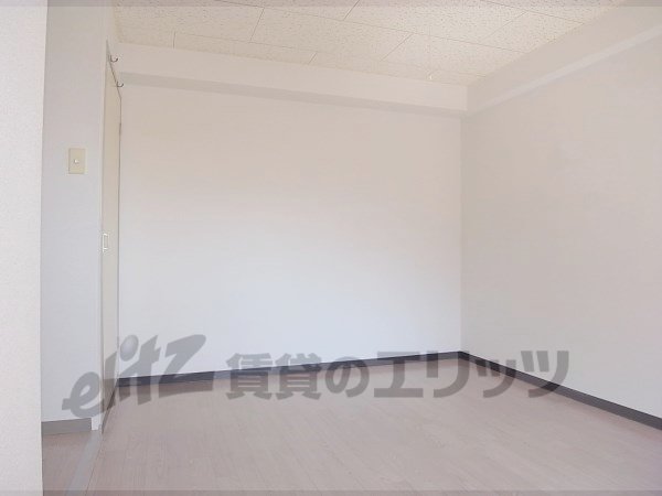 Living and room. Modestly is the breadth is to live alone.