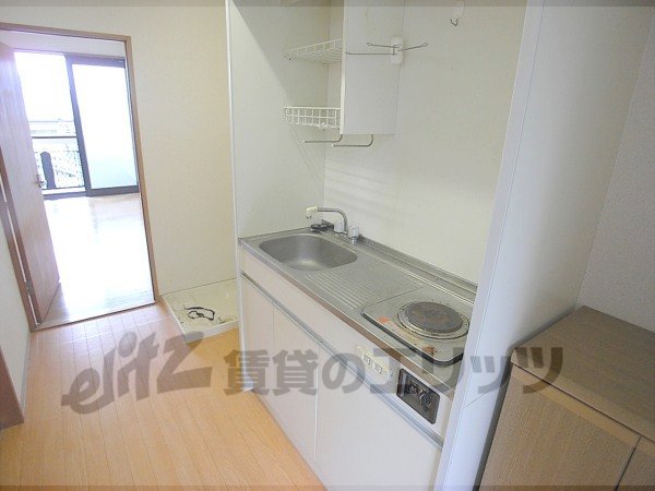 Kitchen. 1-neck electric is with a stove