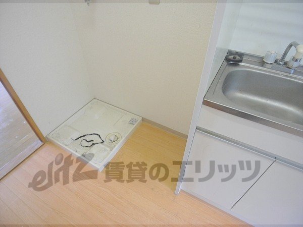 Other room space. Refrigerator yard