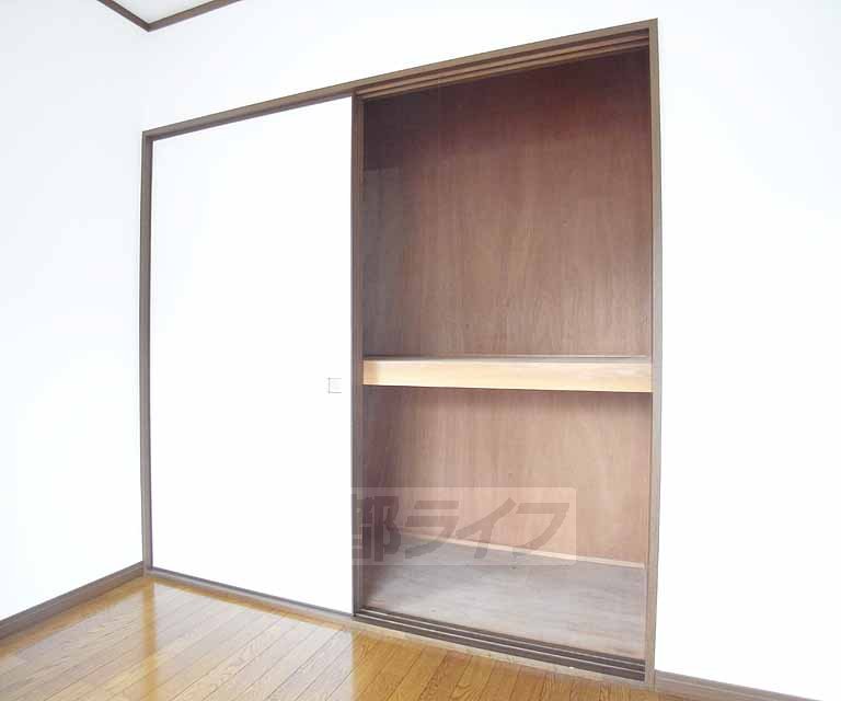 Living and room. Western-style room is housed.