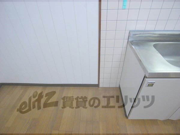 Other room space. Refrigerator yard