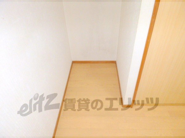 Other room space. Refrigerator yard