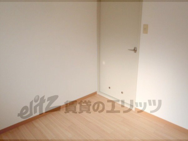 Living and room. There is also a Western-style.