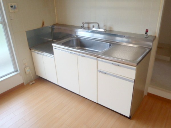 Kitchen. Large kitchen table.