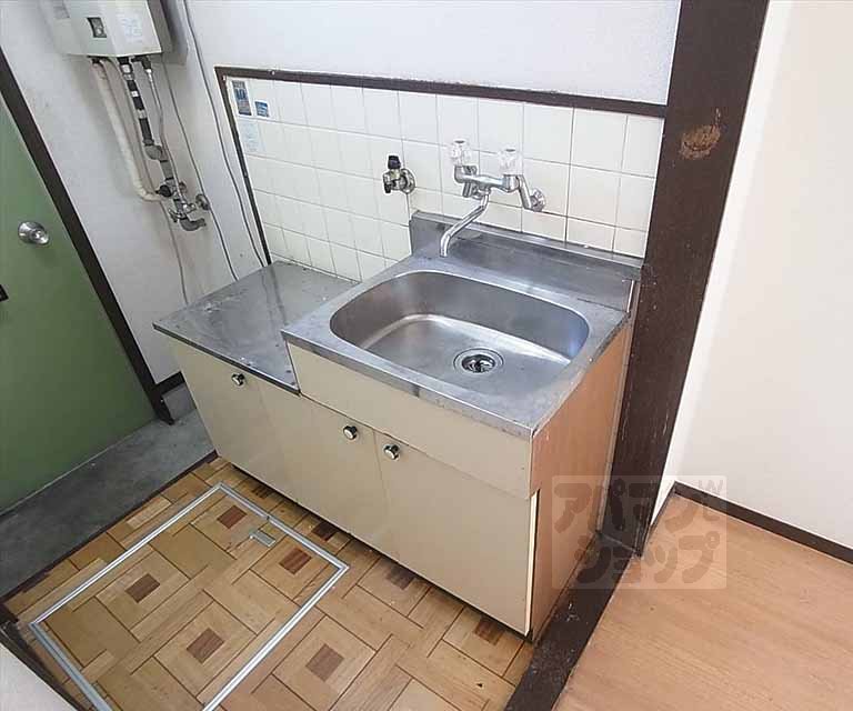 Kitchen. Two-burner stove can be installed