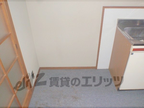 Other room space. Refrigerator yard