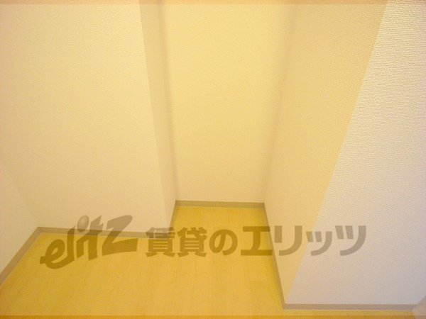 Other room space. Refrigerator yard