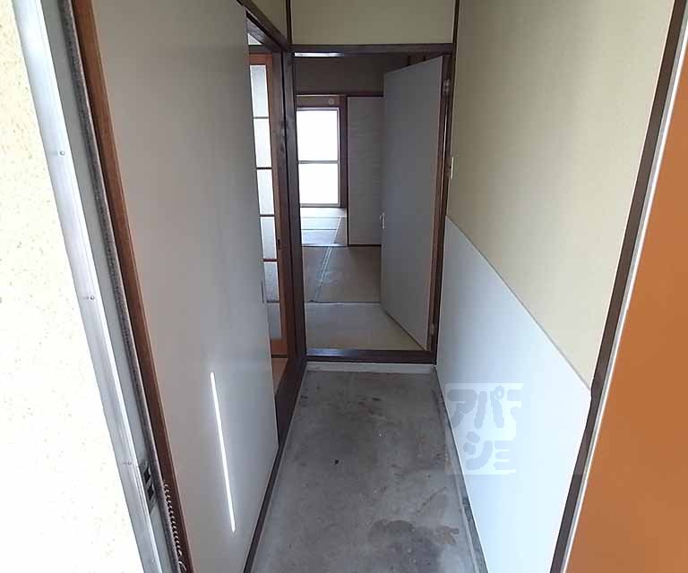 Entrance. Entrance of fairly spread. Shoebox is without.