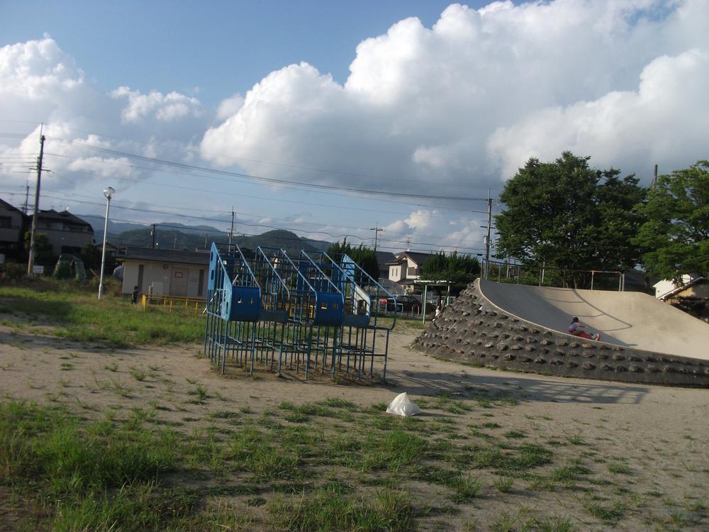 park. 244m playground equipment until Nishigamo children's park, Wide Grand, Slide like a big dish of the trade mark is the park features. 